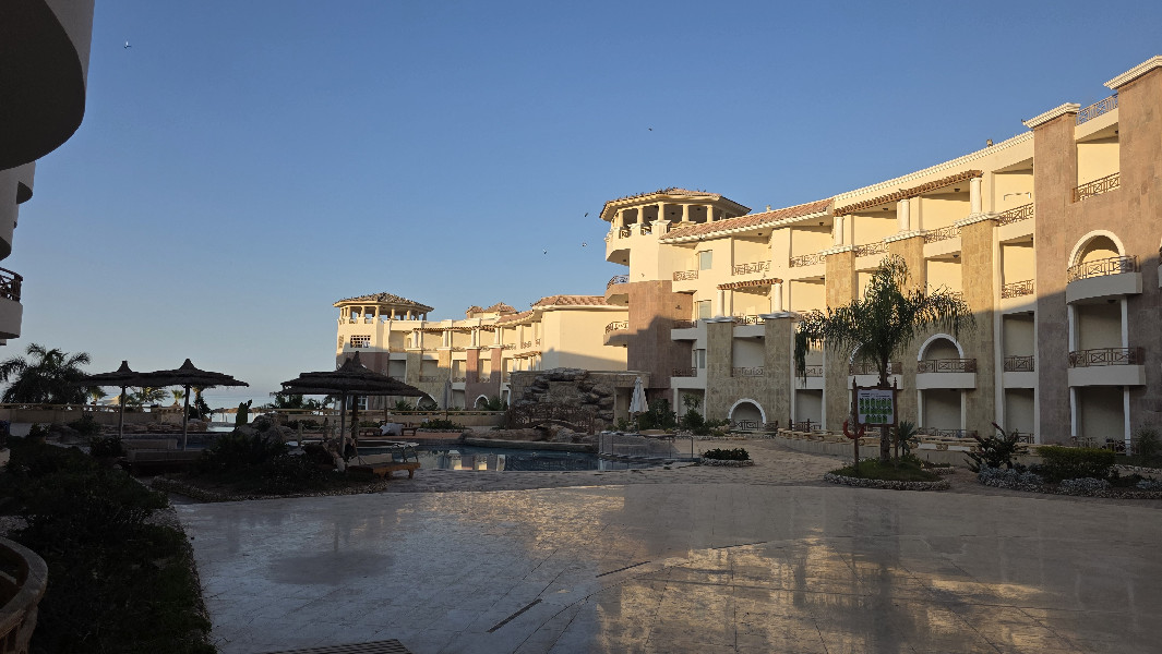 Royal Beach / Al Ahyaa / přímo na vlastní pláži, bazény