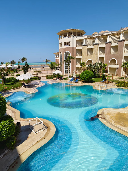 Royal Beach / Al Ahyaa / přímo na vlastní pláži, bazény
